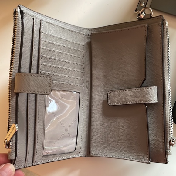 Michael Kors smartphone wallet wristlet - Picture 2 of 5